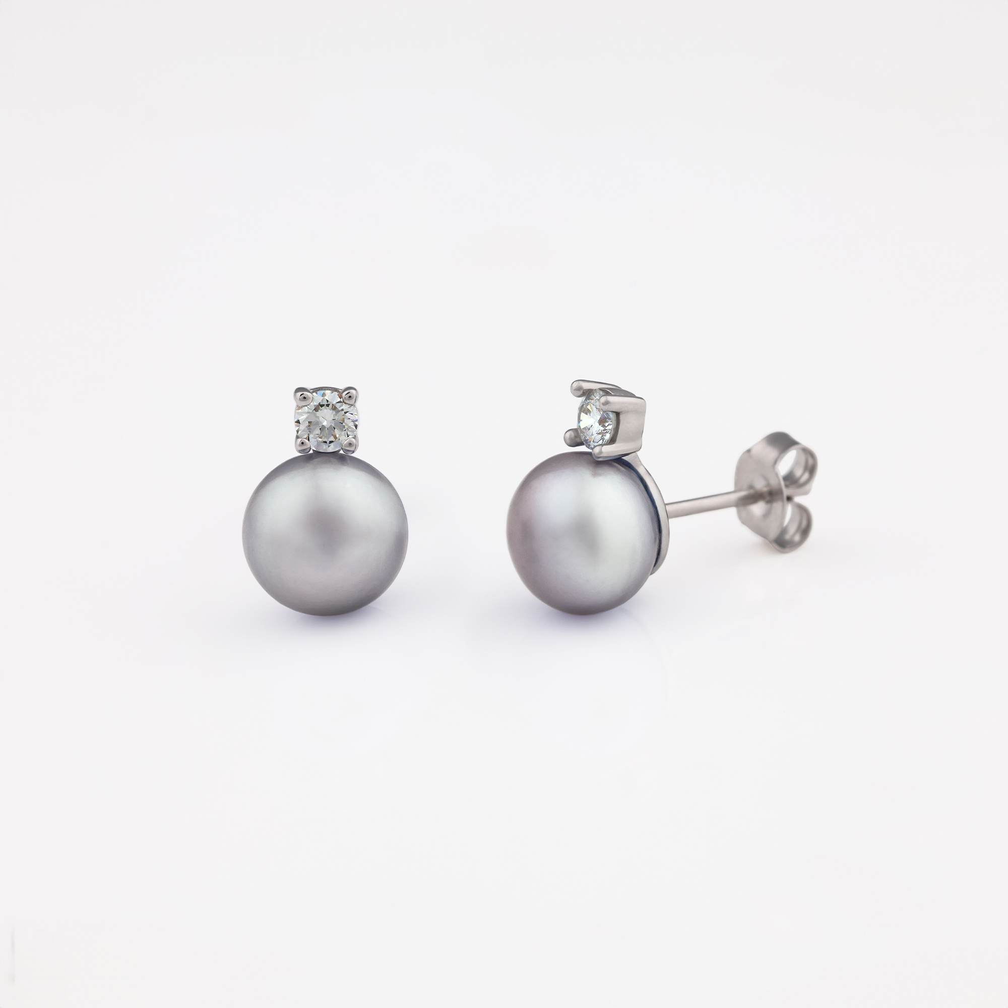 Orecchini con perle d'acqua dolce e diamanti in argento sterling