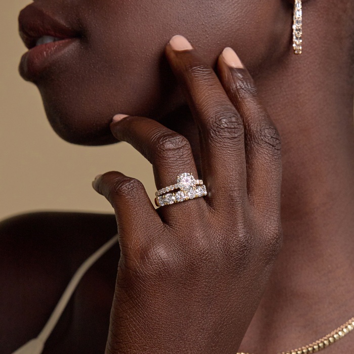 Graduated Round Side Stone Engagement Ring